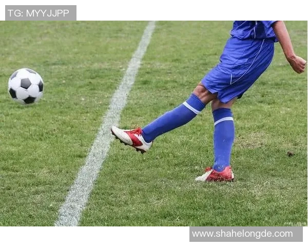 足球明星精彩瞬间解析与动作技巧详解